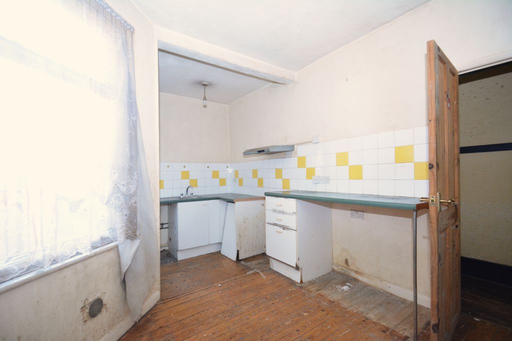 Property photo 3 of 8 Photo 7