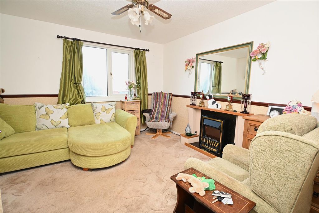 Property photo 2 of 17 Lounge