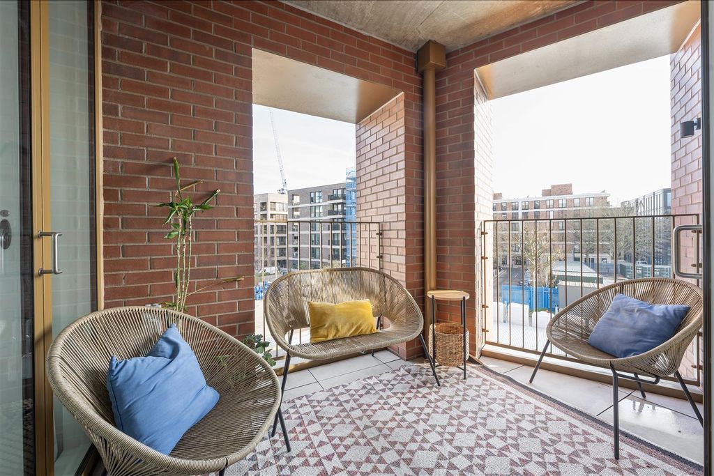 Property photo 3 of 25 Wansbeck Road, E3