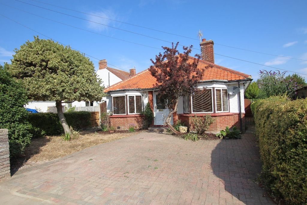 Property photo 1 of 21 Church Road, Clacton On Sea
