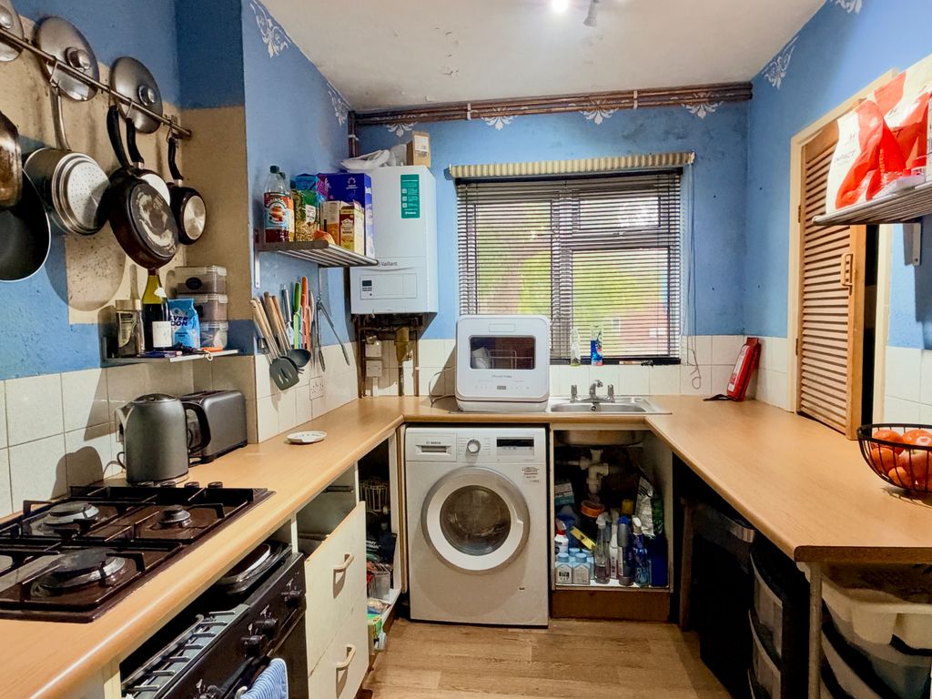 Property photo 3 of 11 Kitchen