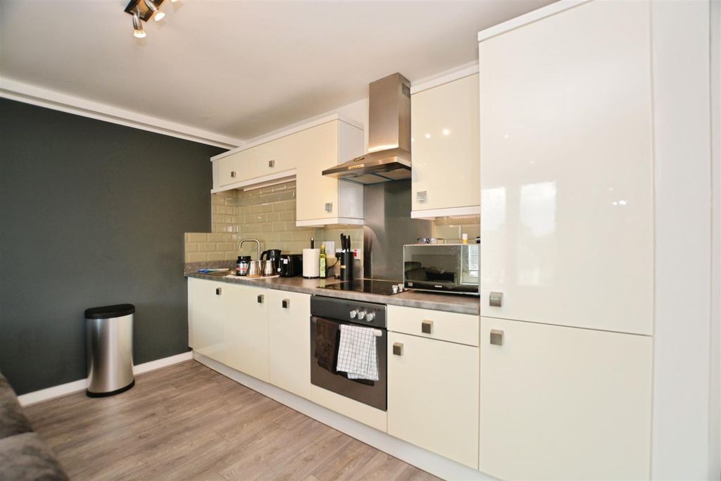 Property photo 3 of 11 Kitchen/Lounge