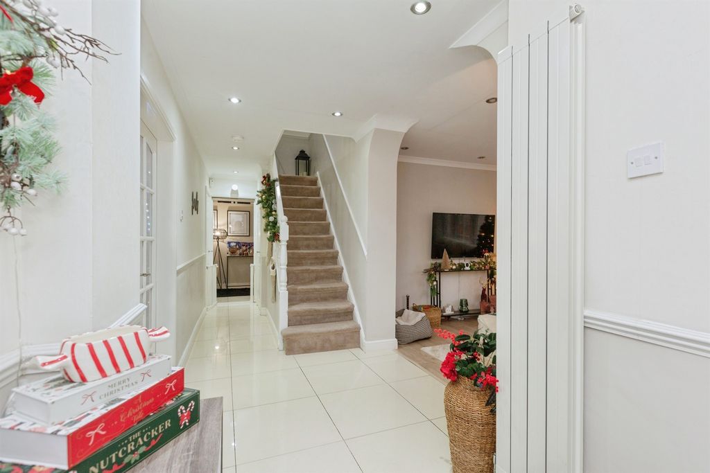 Property photo 3 of 23