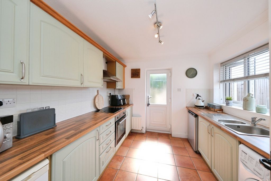 Property photo 2 of 19 Kitchen