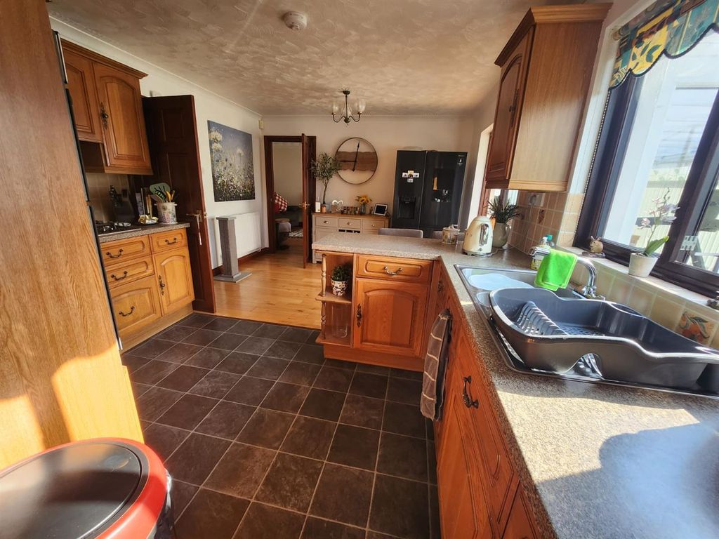 Property photo 2 of 21 520A67Fc-Bfc6-48F0-A0F7-7Debbe09824B.Jpg