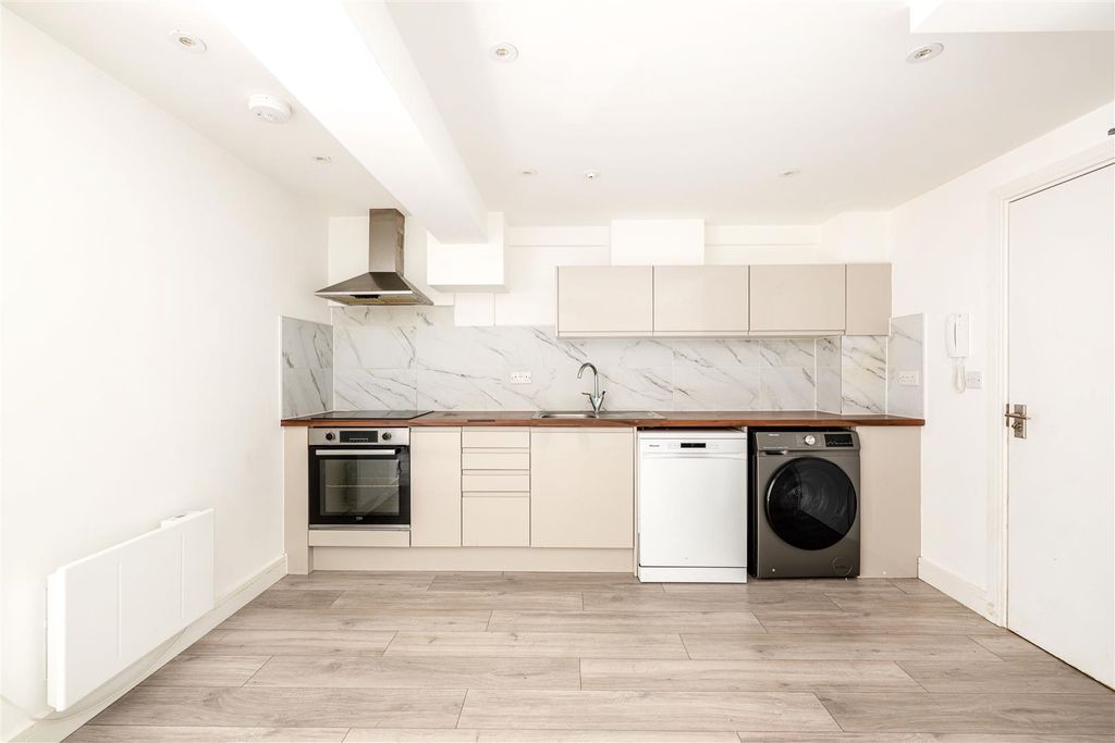 Property photo 3 of 9 Kitchen