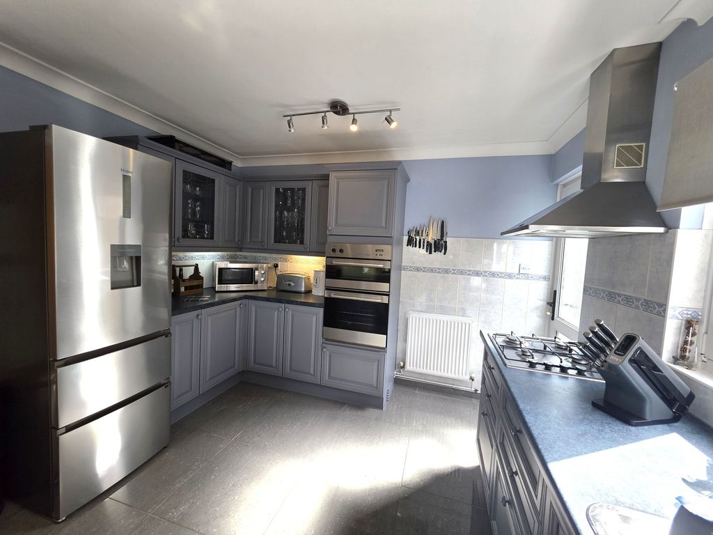 Property photo 3 of 30 Kitchen