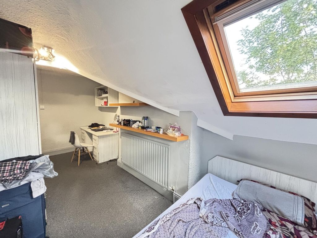 Property photo 1 of 15 A Spacious And Well-Maintained Bedroom Featuring A...