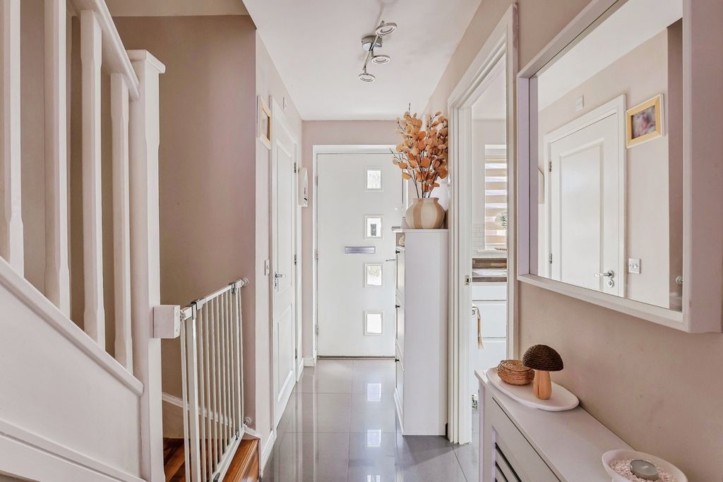 Property photo 2 of 18 Hallway