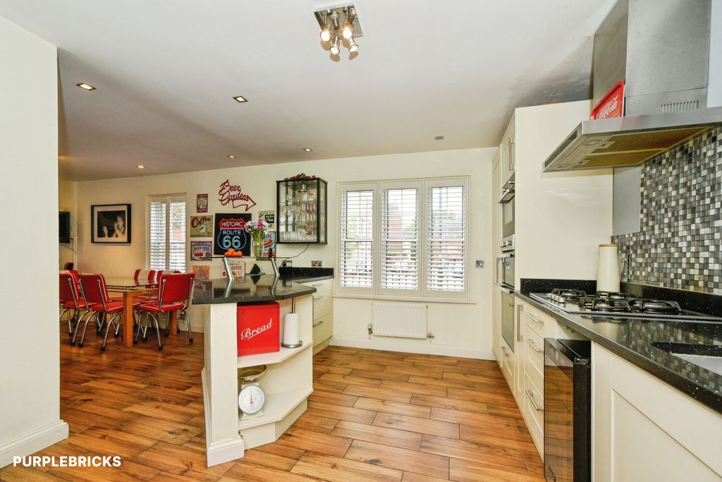 Property photo 3 of 35