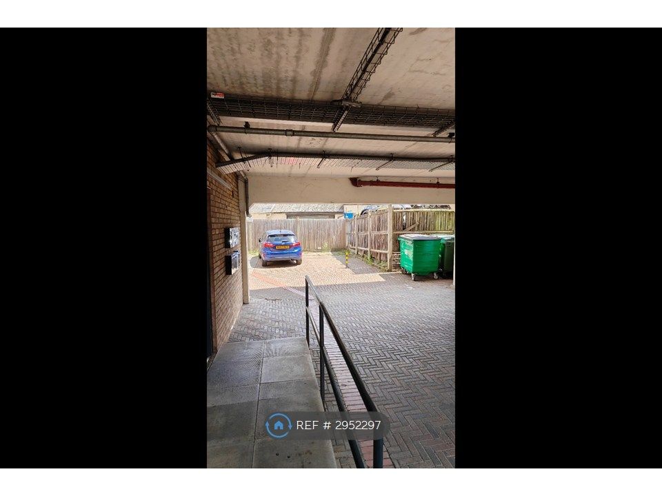 Property photo 1 of 8 Parking