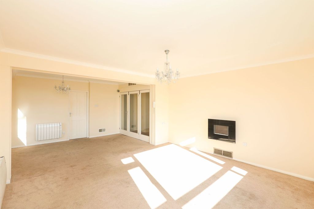 Property photo 3 of 11 Lounge/ Dining Space