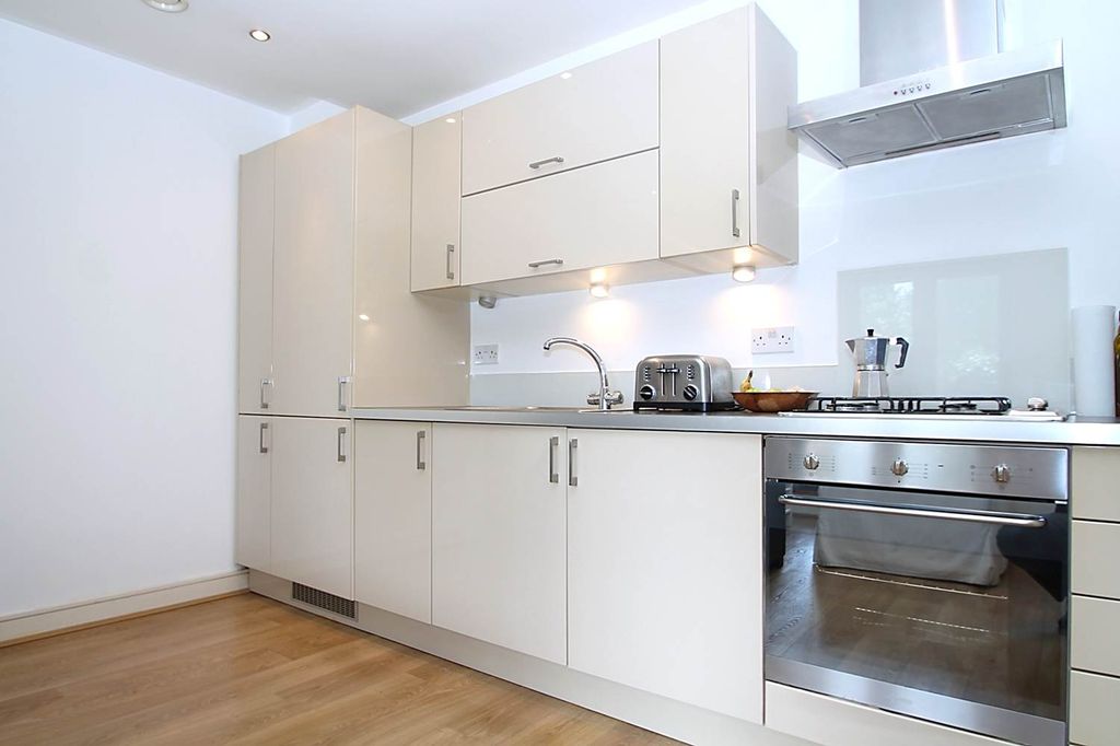 Property photo 1 of 7 Modern Fittted Kitchen