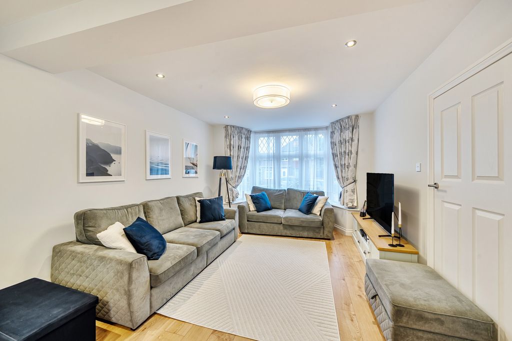 Property photo 2 of 20 1360517-1-68E9318...