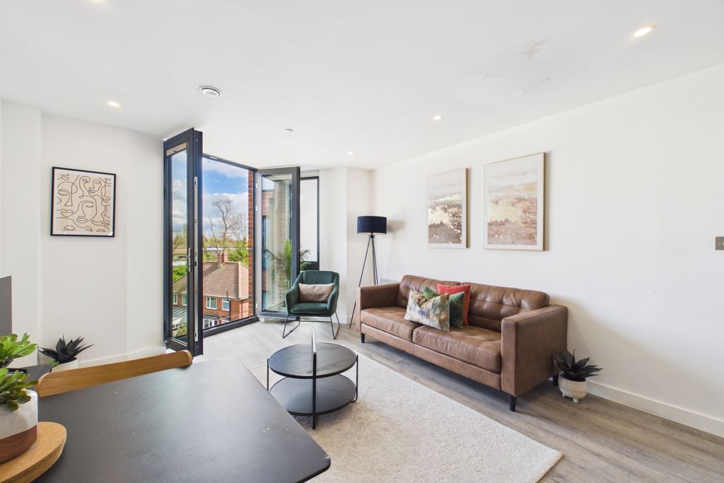 Property photo 3 of 15 Cam02279G0-Pr0077-Still018