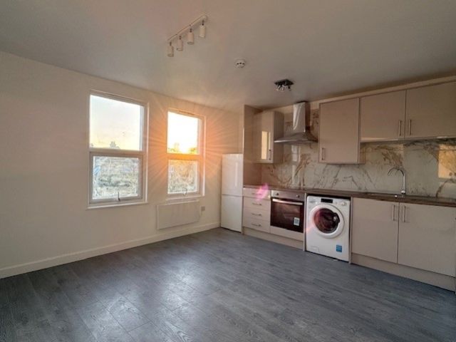Property photo 1 of 4 4 3 Eastcote4
