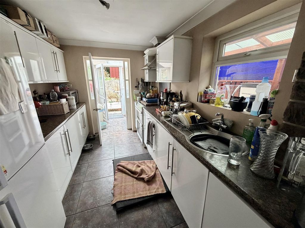Property photo 3 of 16 Kitchen