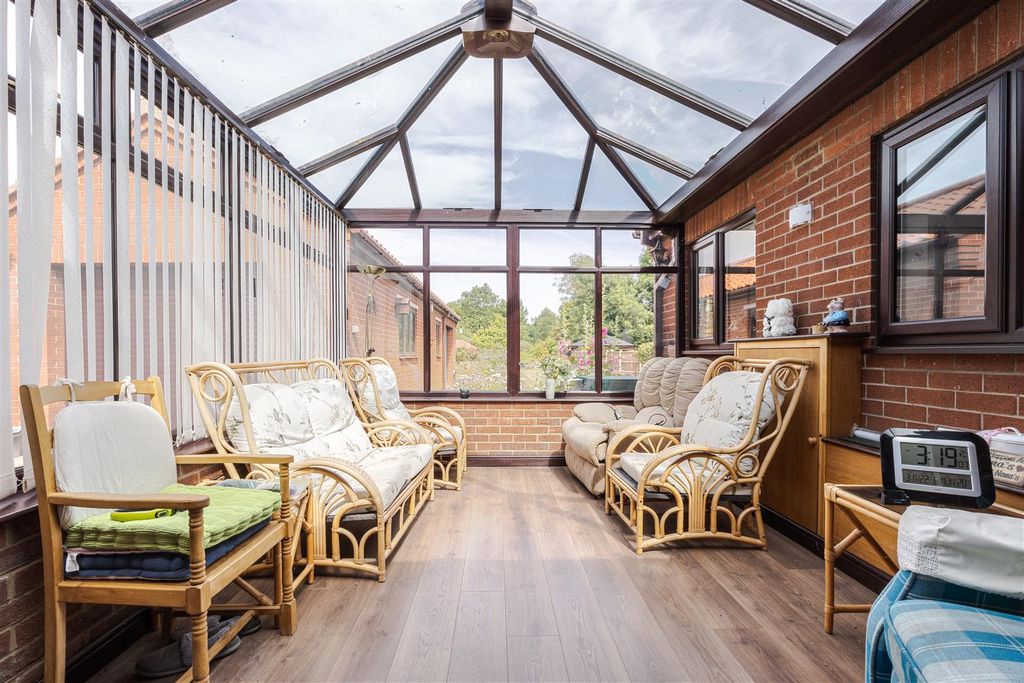 Property photo 3 of 20 Conservatory