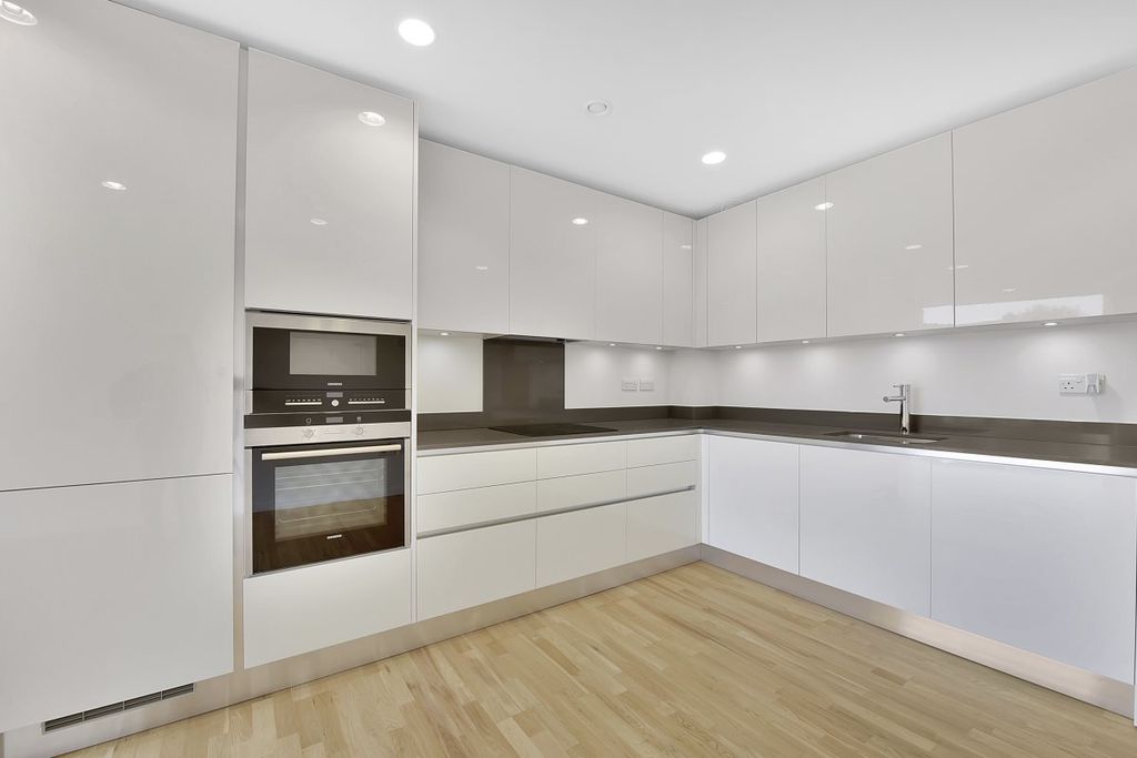 Property photo 3 of 8 Photo 01