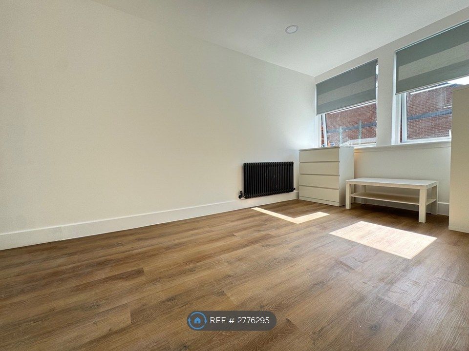 Property photo 3 of 7 Flat 18