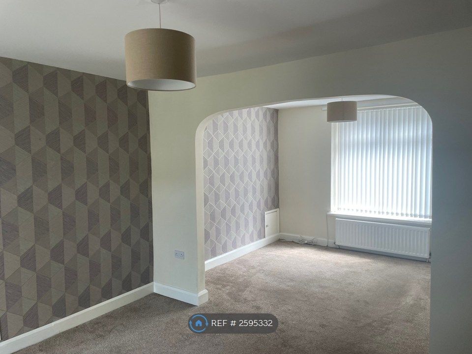 Property photo 1 of 7 Living / Dining Space
