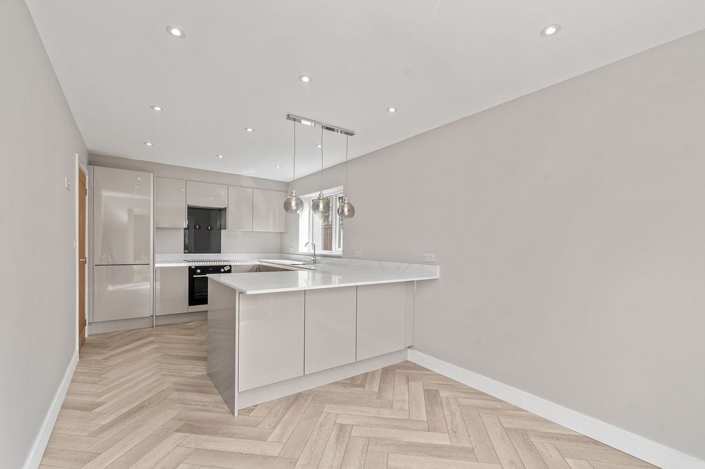 Property photo 2 of 27