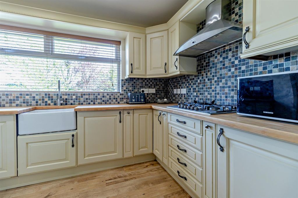 Property photo 3 of 28 Kitchen