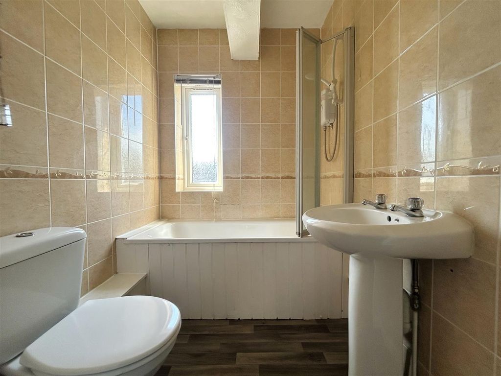 Property photo 3 of 11 Bathroom
