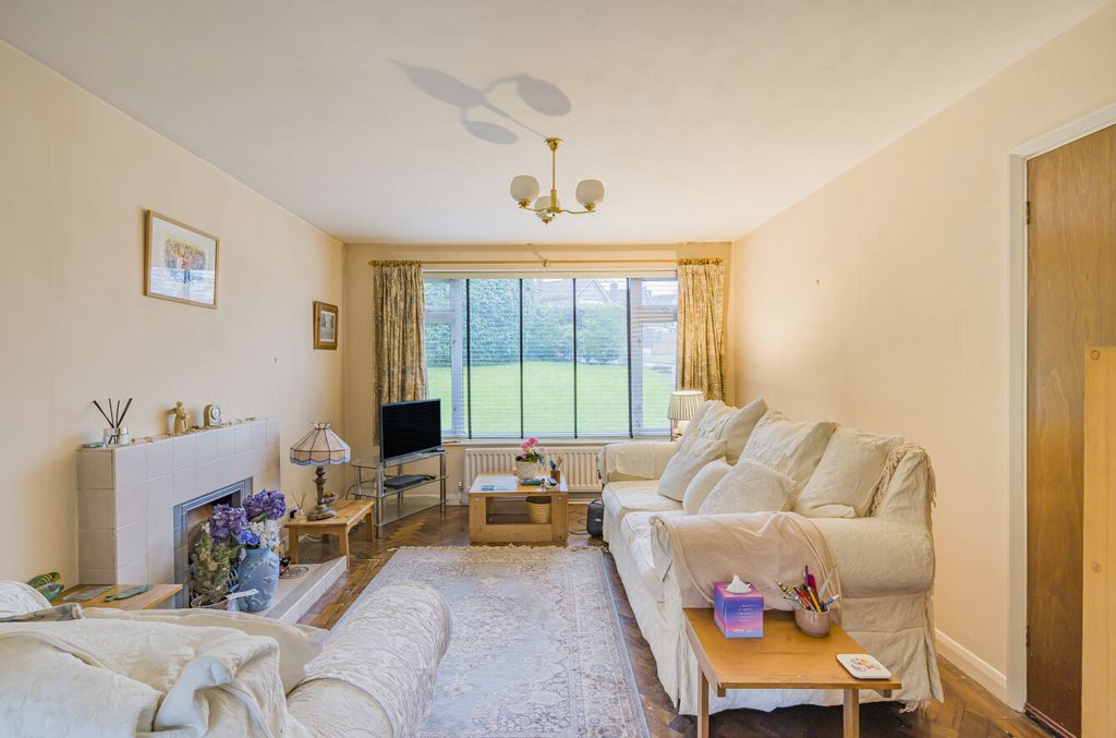 Property photo 2 of 16 Lounge