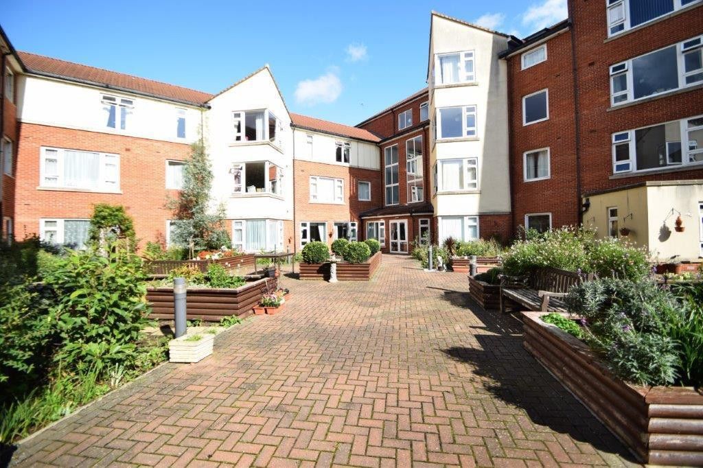 Property photo 1 of 11 Communal Gardens