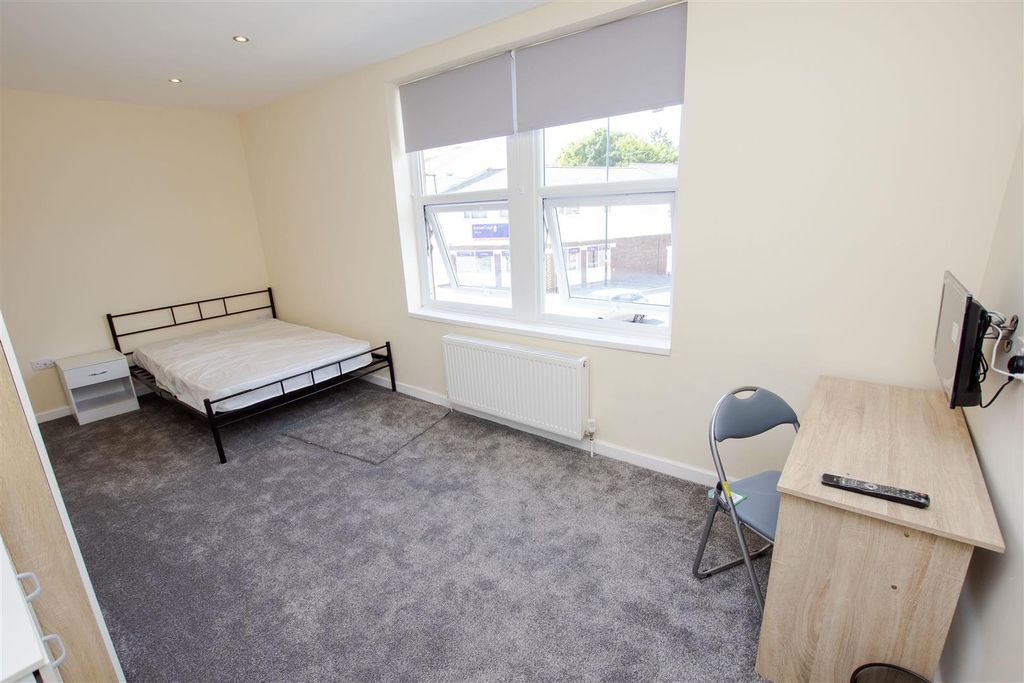 Property photo 1 of 14 Approach