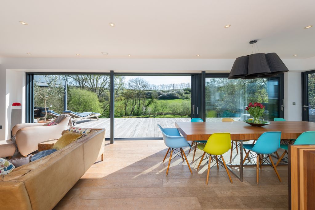 Property photo 3 of 25 Sitting / Dining