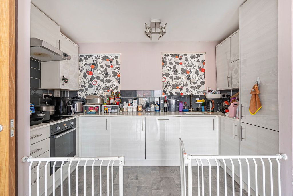 Property photo 3 of 8 Kitchen