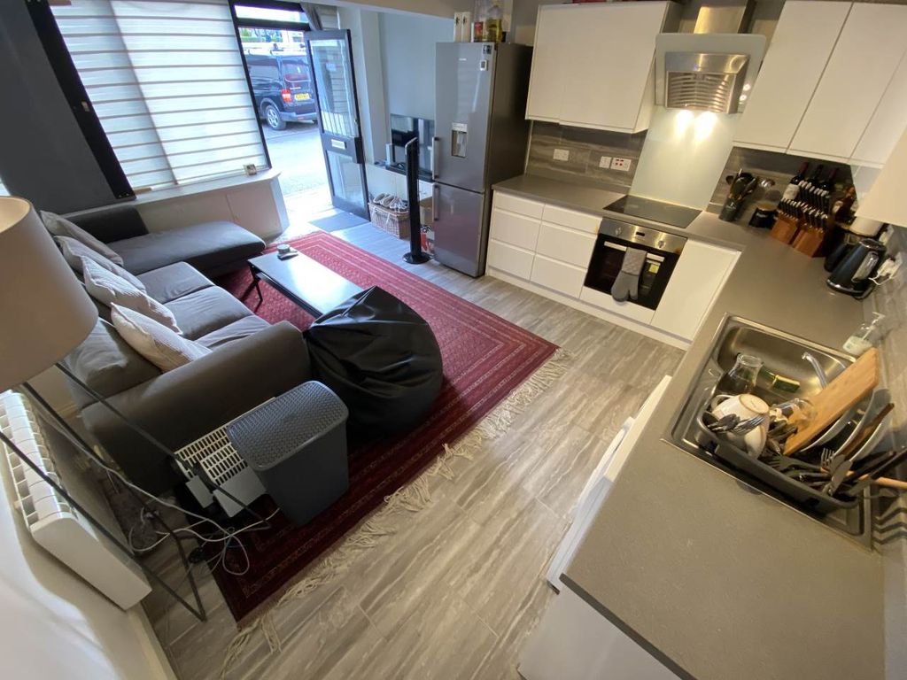 Property photo 3 of 8 Kitchen/Lounge