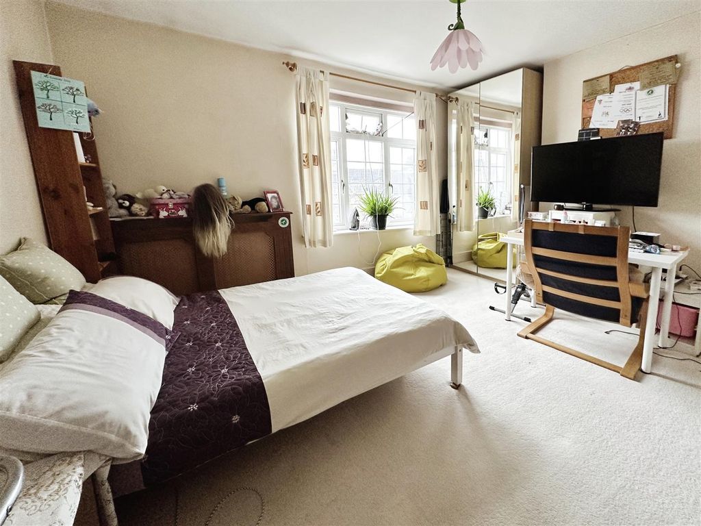 Property photo 3 of 11 Bed 1.Jpg