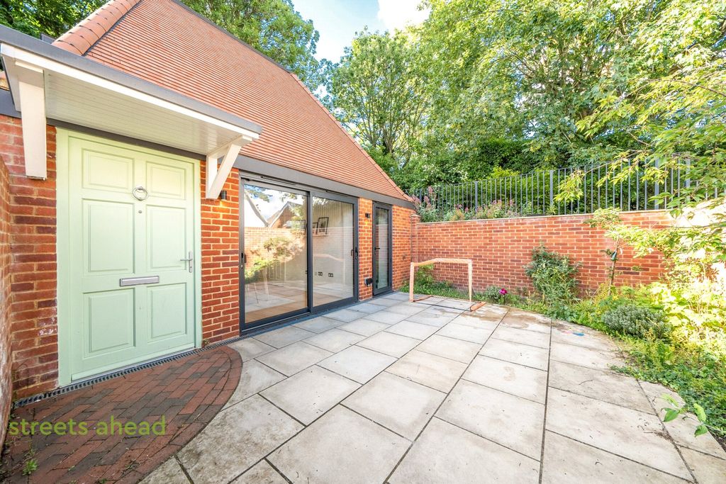 Property photo 2 of 8 93Dd0317-22ce-4Fe...