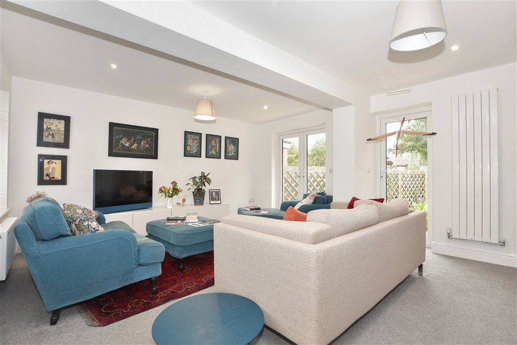 Property photo 3 of 15 Lounge