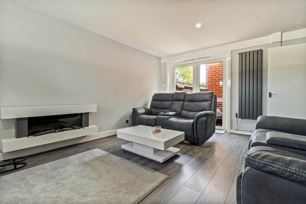 Property photo 3 of 22 7 Abingdon Walk-001.Jpg