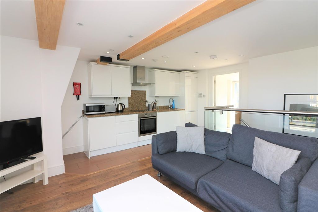 Property photo 1 of 11 Commercial Road.Jpg