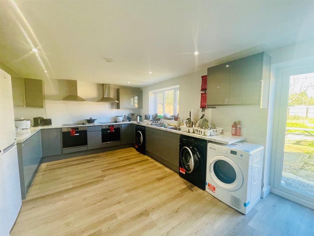 Property photo 3 of 4 Kitchen Buckingham Road.Jpg
