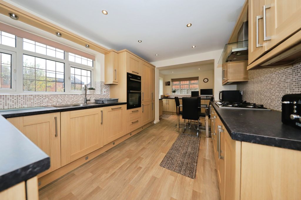 Property photo 3 of 19 Fitted Kitchen