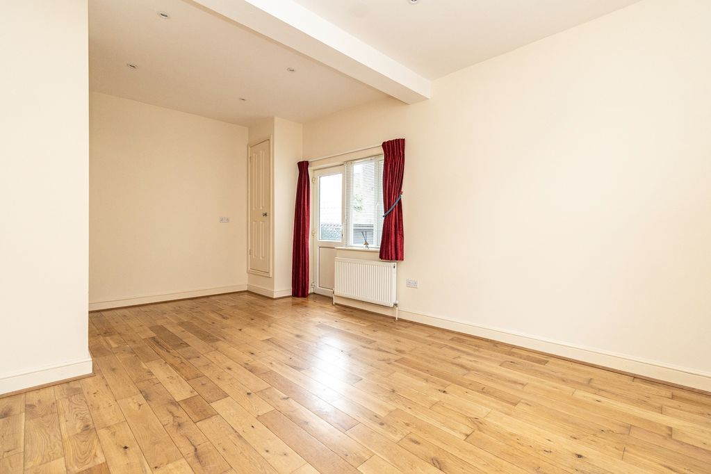 Property photo 3 of 12 .