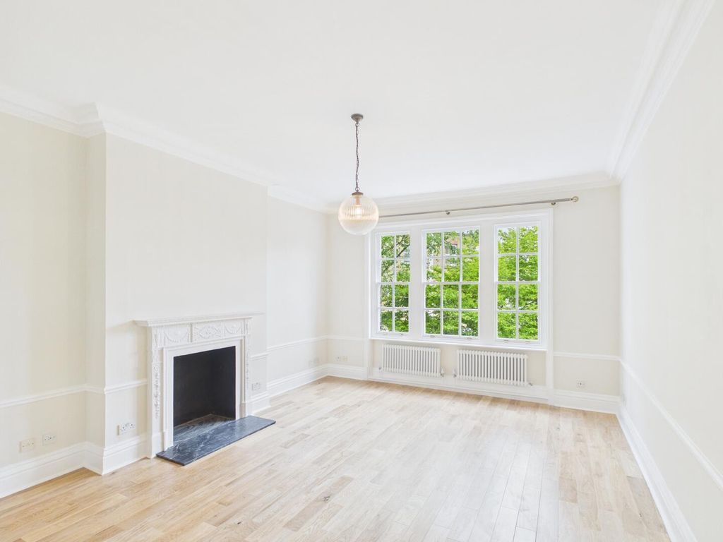 Property photo 1 of 12 Living Room