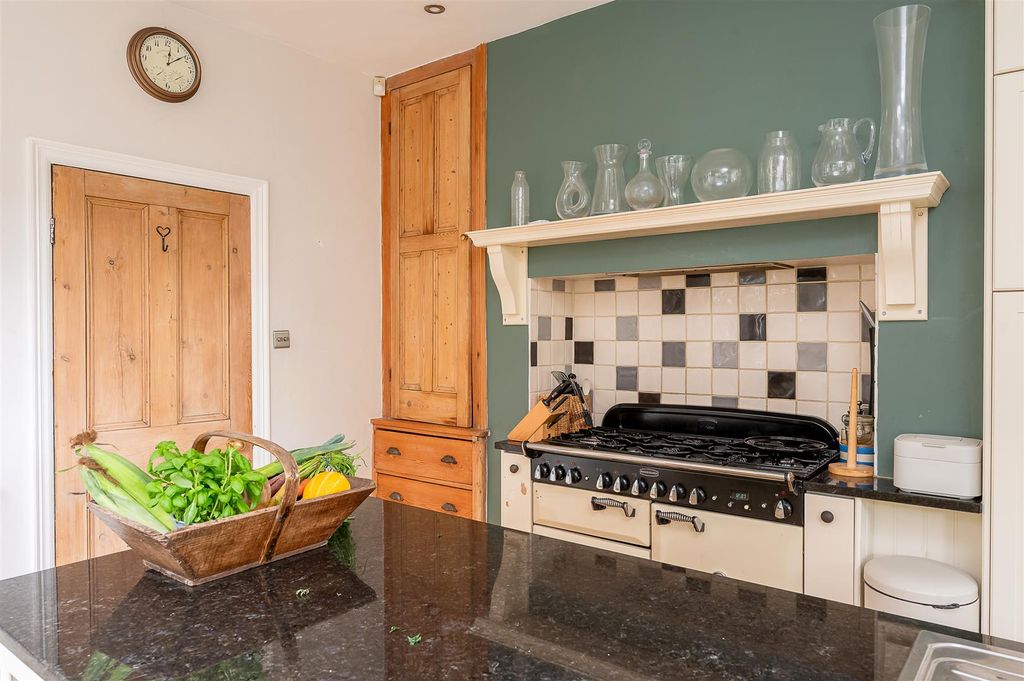 Property photo 3 of 25 Kitchen