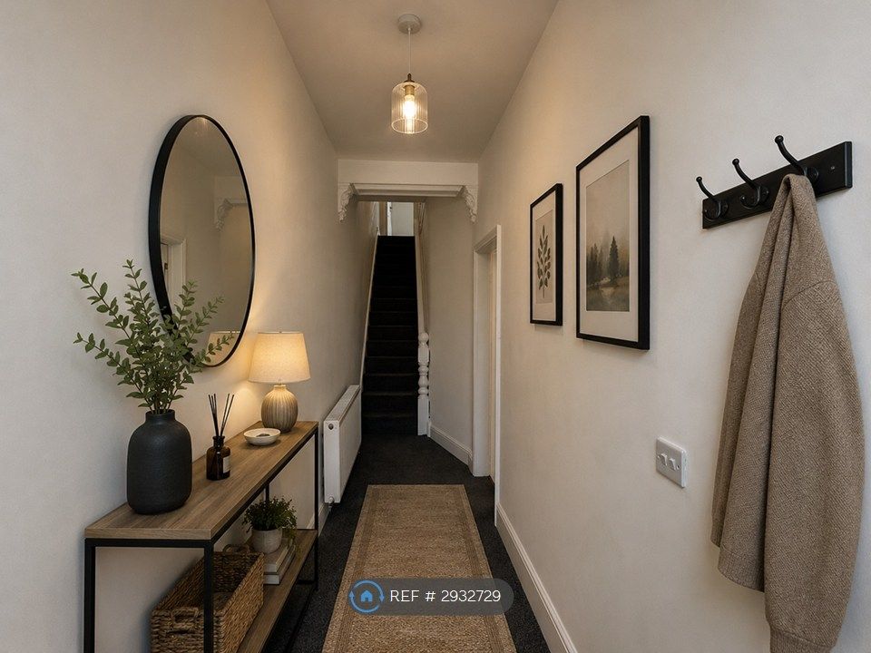 Property photo 2 of 12 Entrance Hall