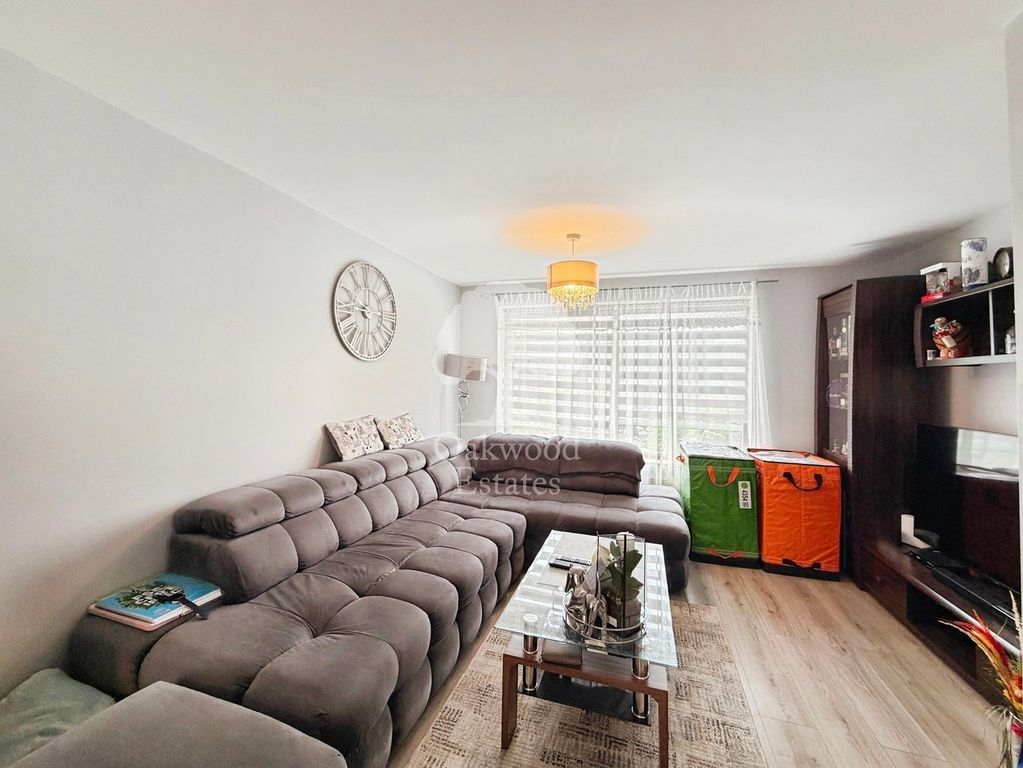 Property photo 3 of 13 Lounge