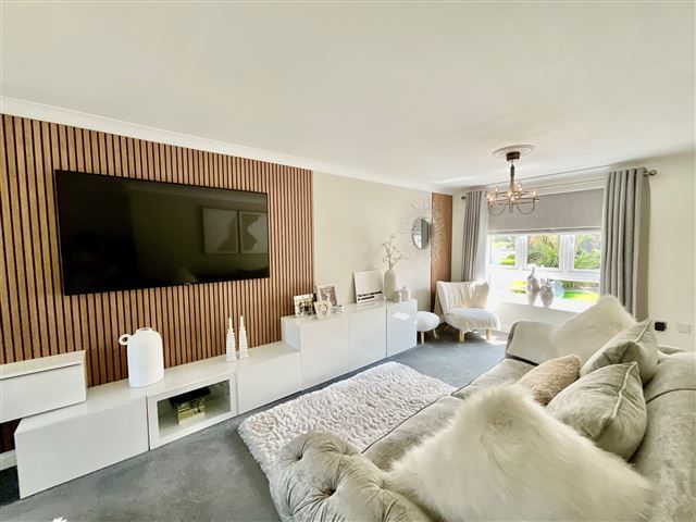Property photo 1 of 21 Lounge