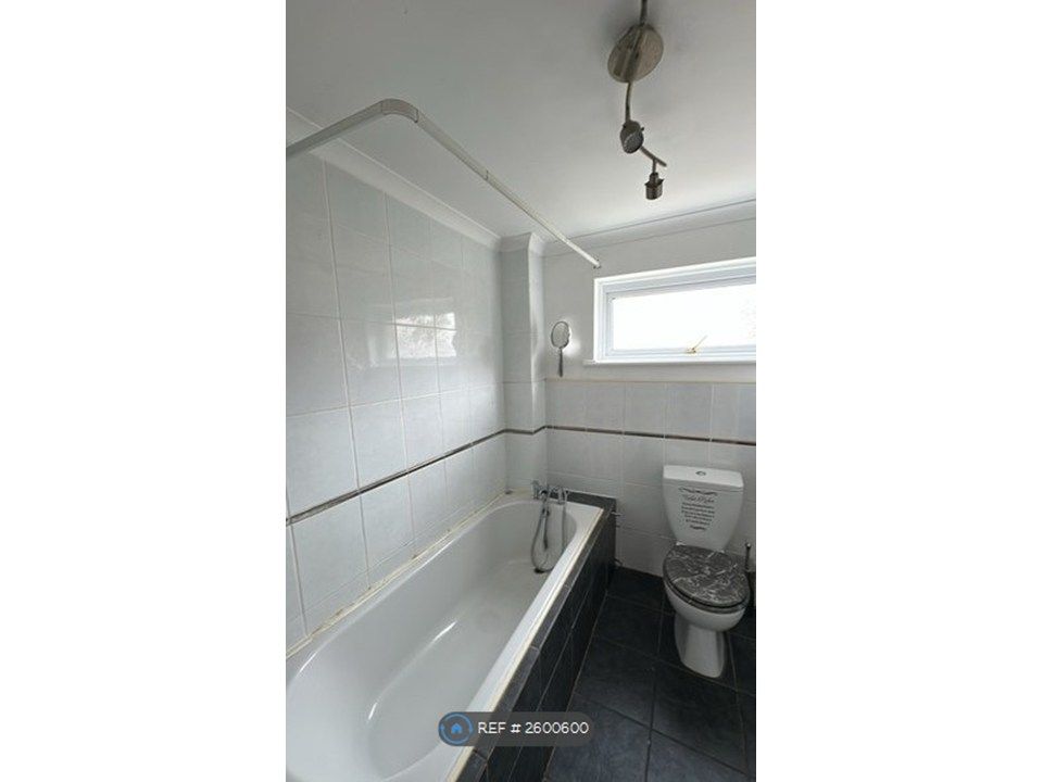 Property photo 3 of 9 Bathroom