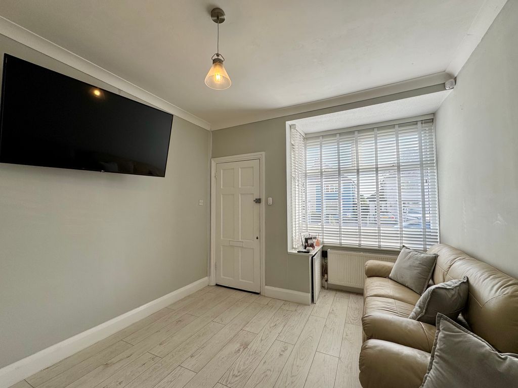 Property photo 3 of 11 Lounge