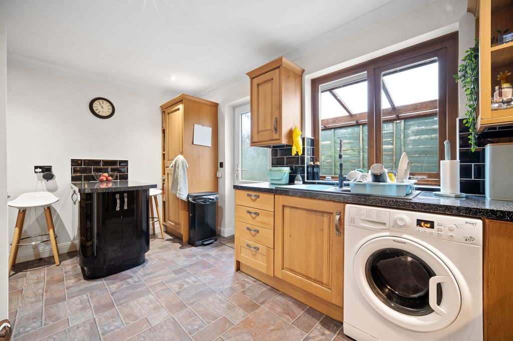 Property photo 3 of 28